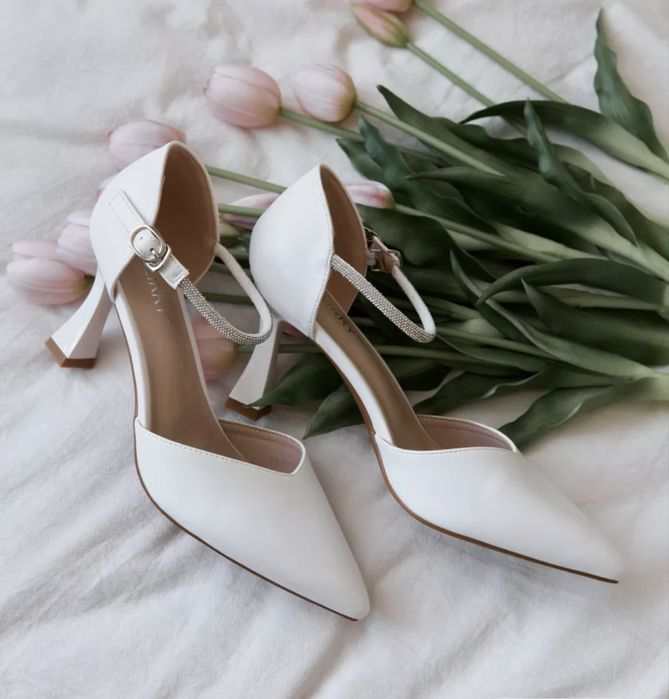 Продам белые туфли