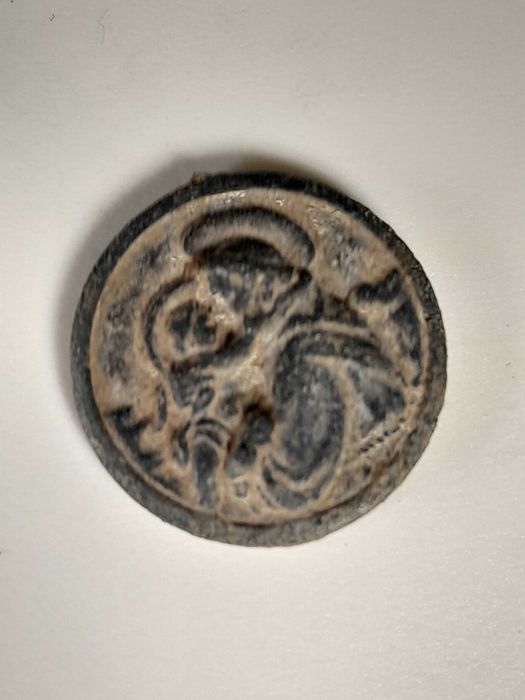 Рядък католически медал на Дева Мария - намерен в двора