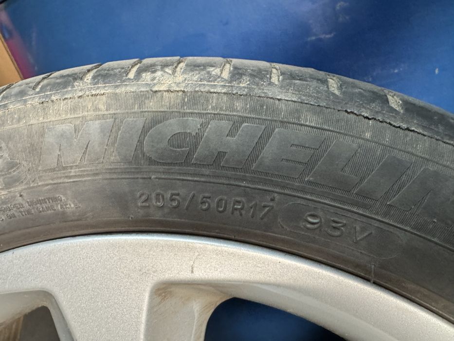 Vand cauciucuri bmw pe 17 vara si bara spate e92