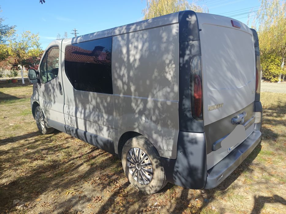 Vând Renault trafic an 2003 motor 1.9 DCI șase viteze acte la ziua fără fiscal
