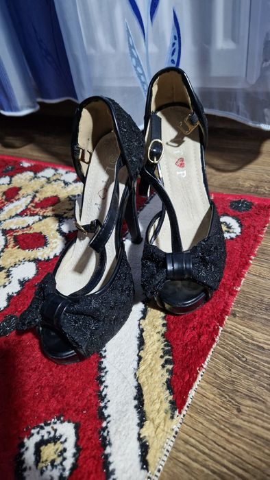Sandale cu toc marimea 35