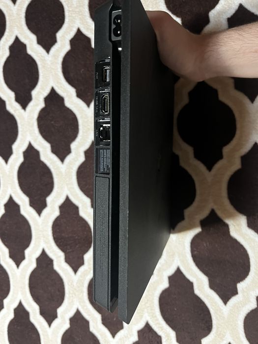 PS4 Slim  + GTA V + FIFA 18 + Minecraft