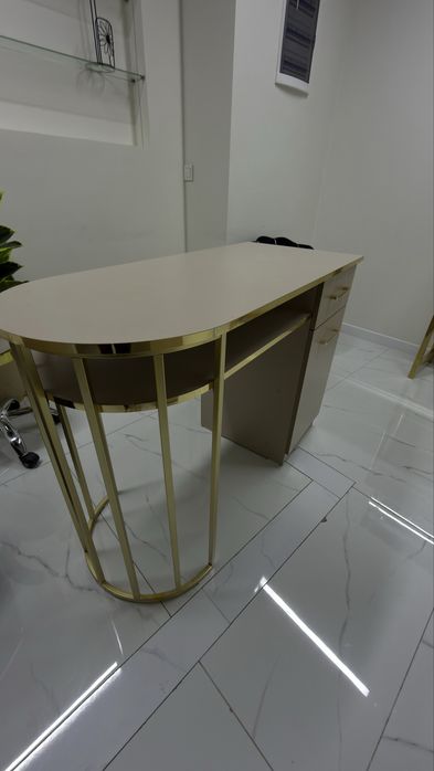 Столик  почти новый срочно