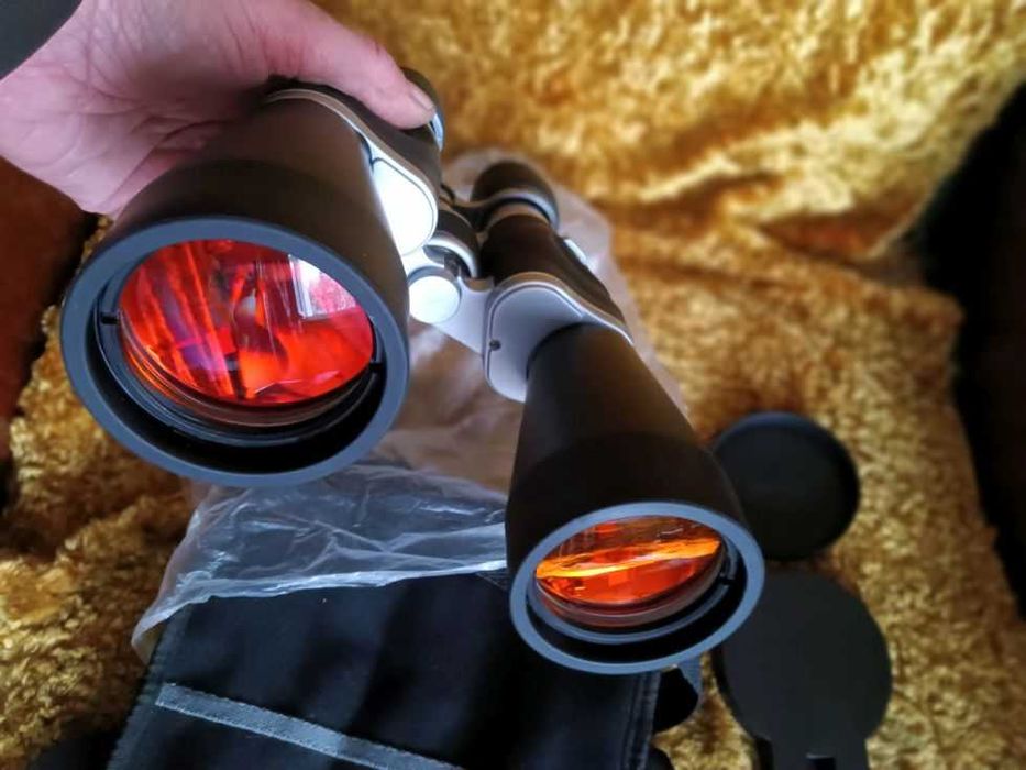 Висококачествен бинокъл в калъф, може да се добави статив