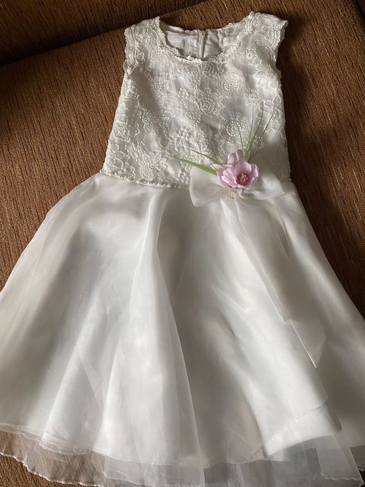 Продаю платья детские наочдные