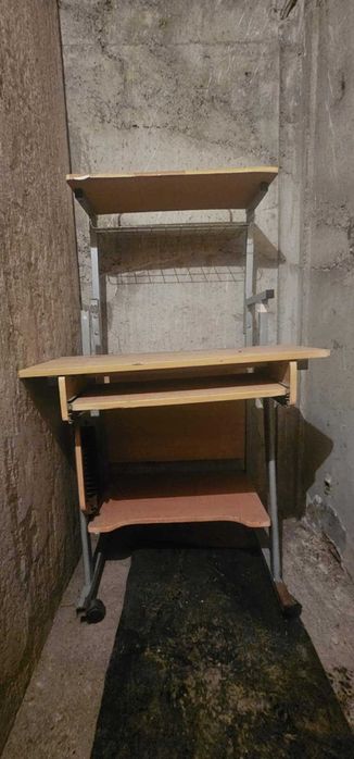 Компютърна маса с дървени повърхности и метален скелет