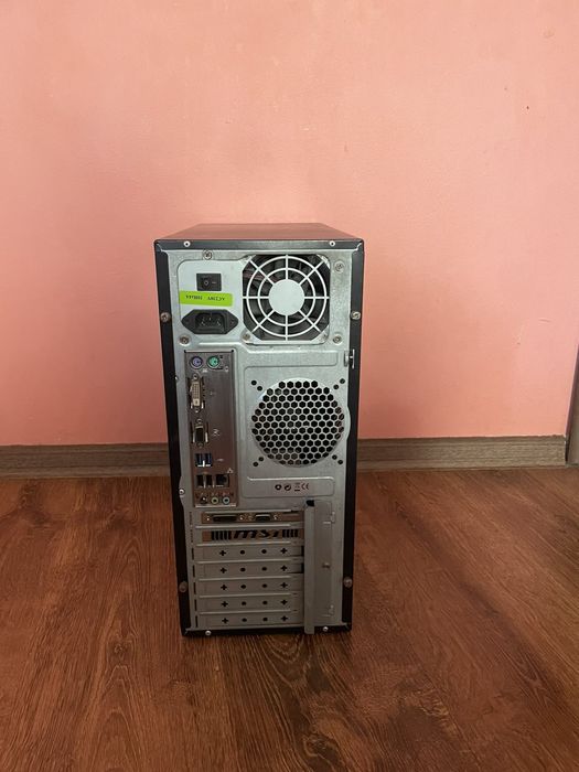 Компютър монитор и бюро