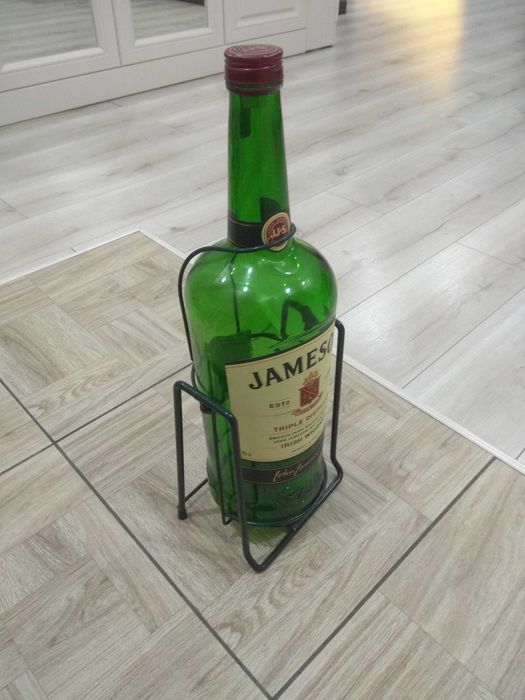 Бутылка, пустая.