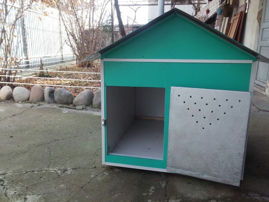 Будка для собак крупных пород.