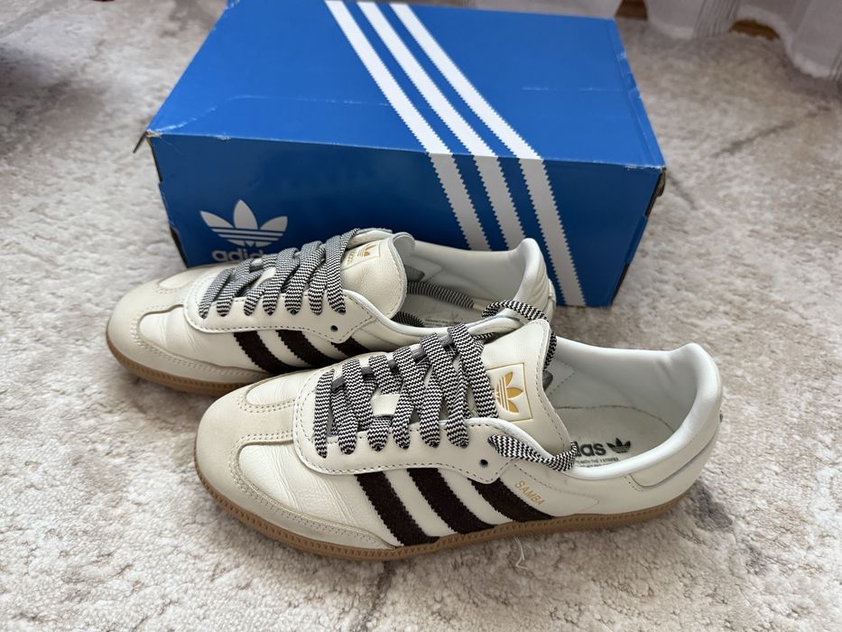 Adidas model Samba