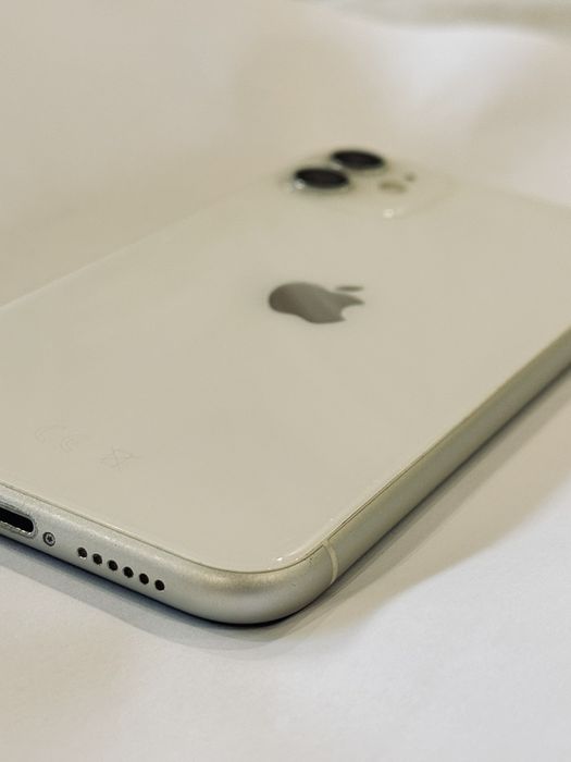 iPhone 11 64 GB WHITE