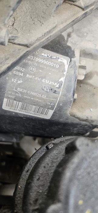 Десен фар за Форд Транзит 2016