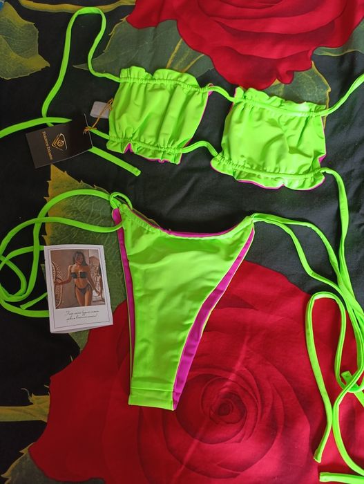 Роскошный яркий купальник в салатово-розовом цвете