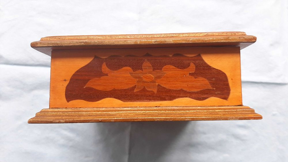 Caseta tigari/trabucuri, lemn natural, intarsie, manual
