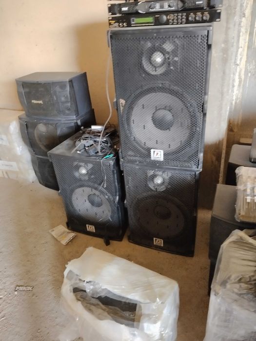 Menda to'liq audio uskunalari bor: qo'shiq qo'yish mashinasi, mikser,