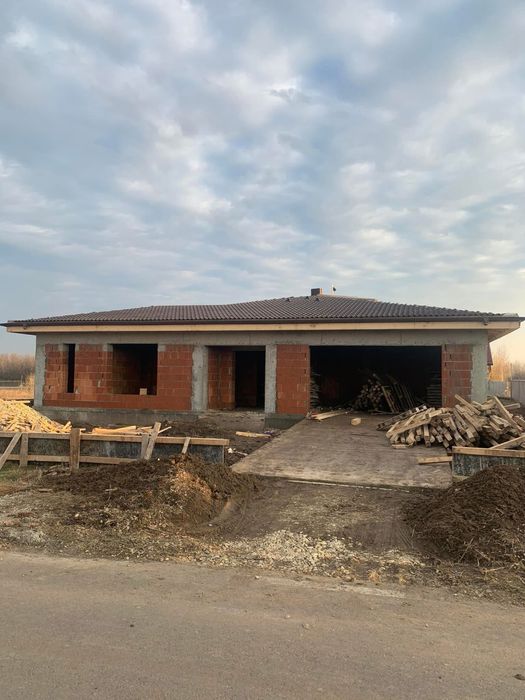 Echipa Executam / Construim Case la Rosu !