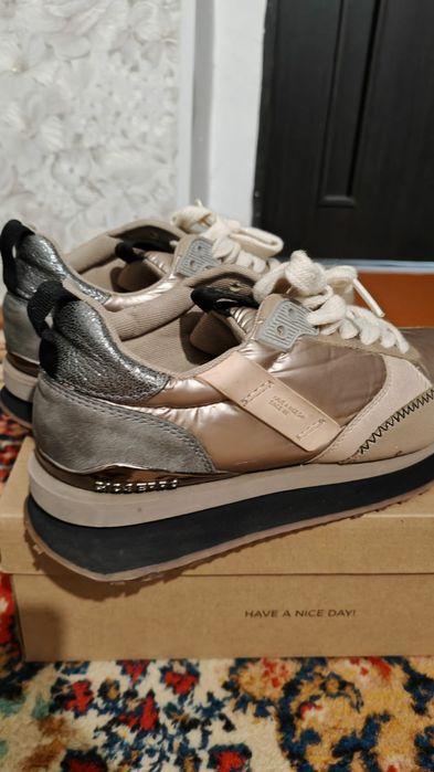 Кроссовки продам