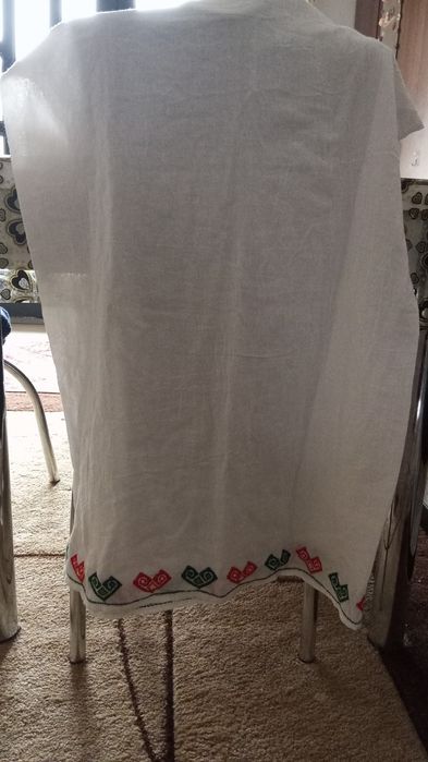 Realizez costume populare cusute manual.