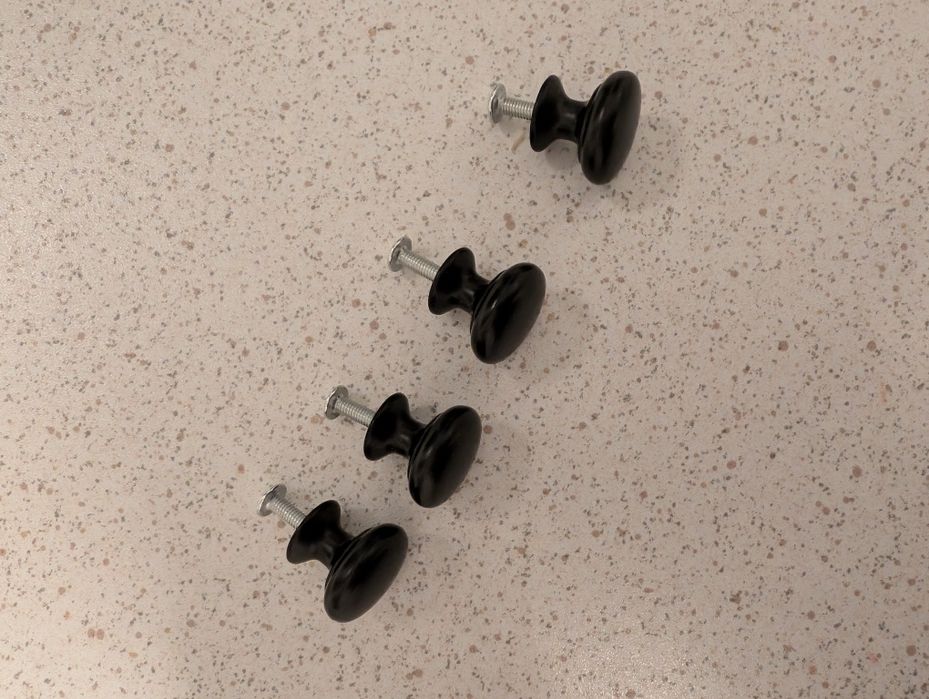 4 butoni negri mâner dulap