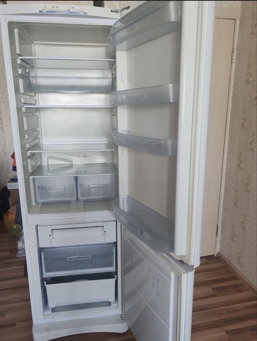Продам холодильник indesit