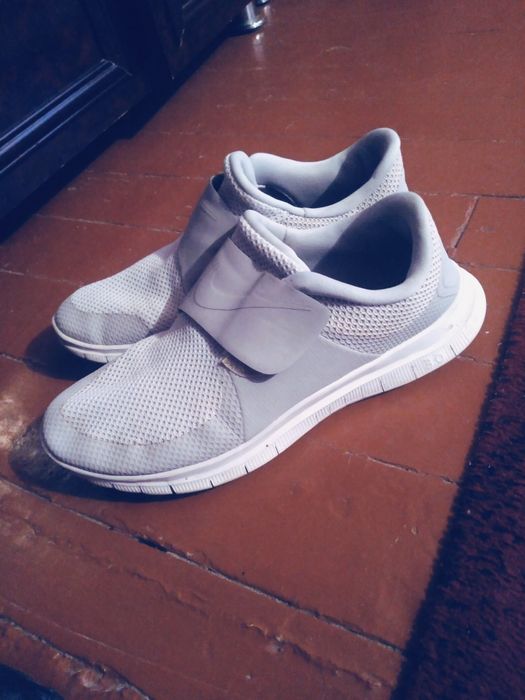 Oyoq kiyimlar sotiladi.