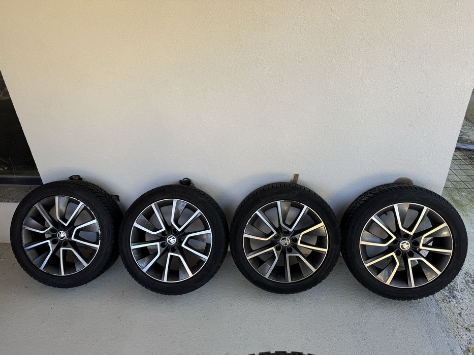 Anvelope de iarna 215 50 18,jante originale Skoda