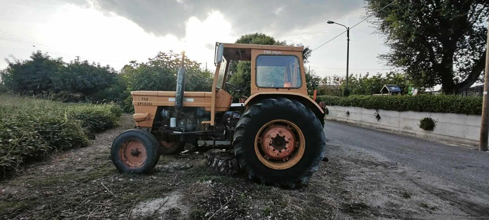 Tractor Fiat 750  Special cu semi cabina.