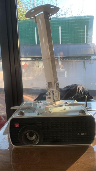 Videoproiector sony cu suport de prindere pe tavan