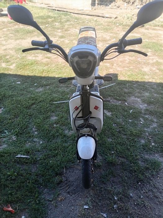 Scuter funcțional și unul electric