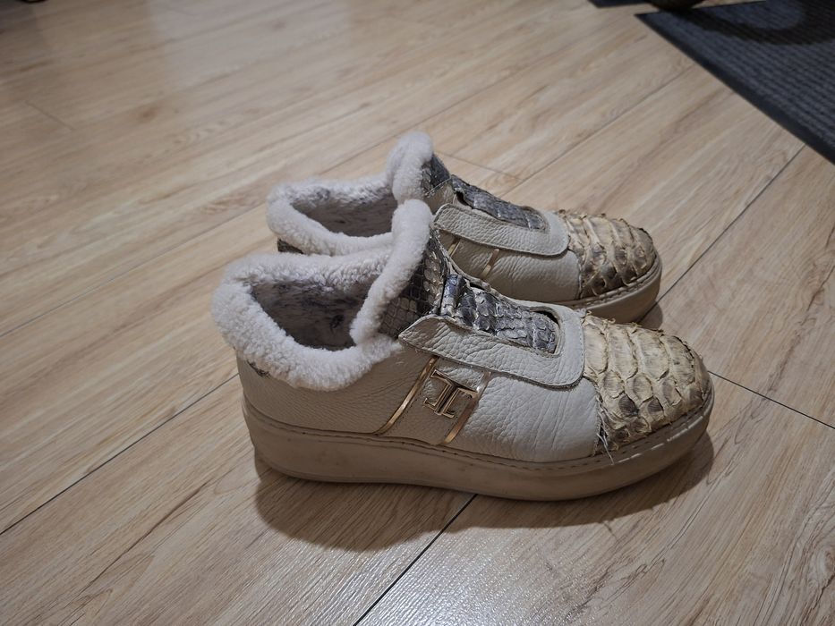 Обувь женская  кроссовки зима