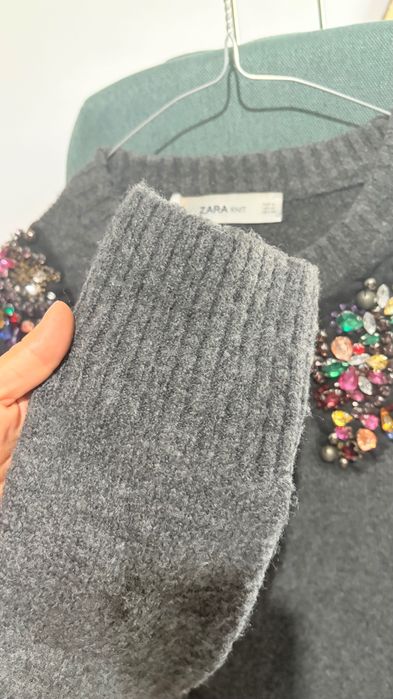 Pulover Zara gri închis m cu pietre impecabil