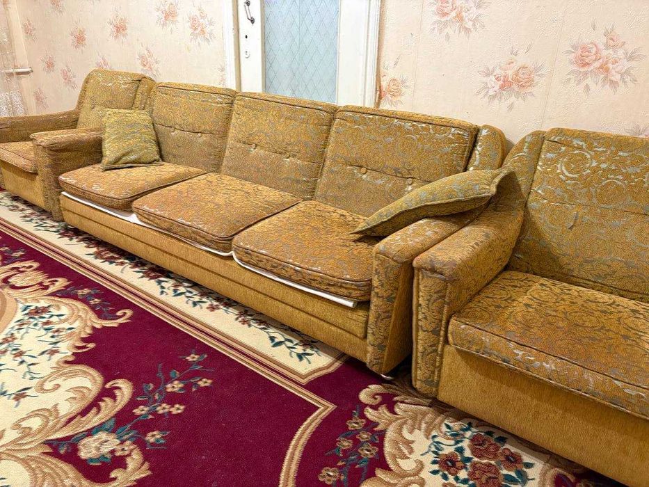 Мягкий мебель диван и кресло