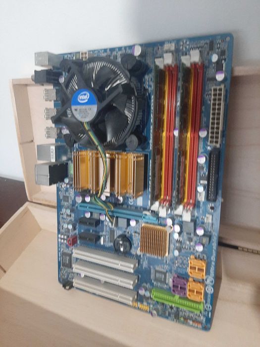 Kit Placă de bază Gigabyte GA-73PVM-S2H + Intel E8400 + 2GB DDR2