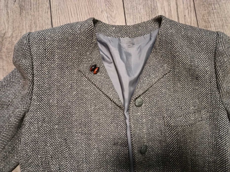 Продавам сиво-бежово елегантно дамско сако