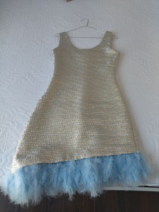 Рокля в златист и светло син цвят с пера