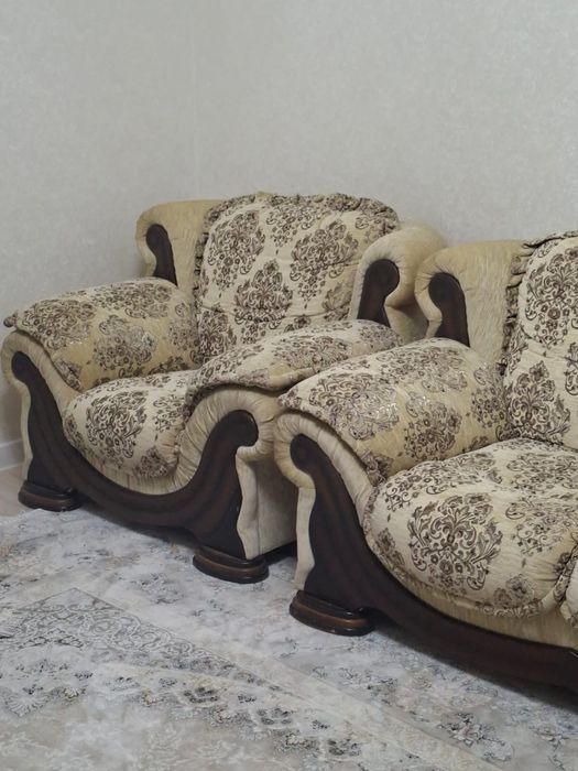 Продам диван два кресла