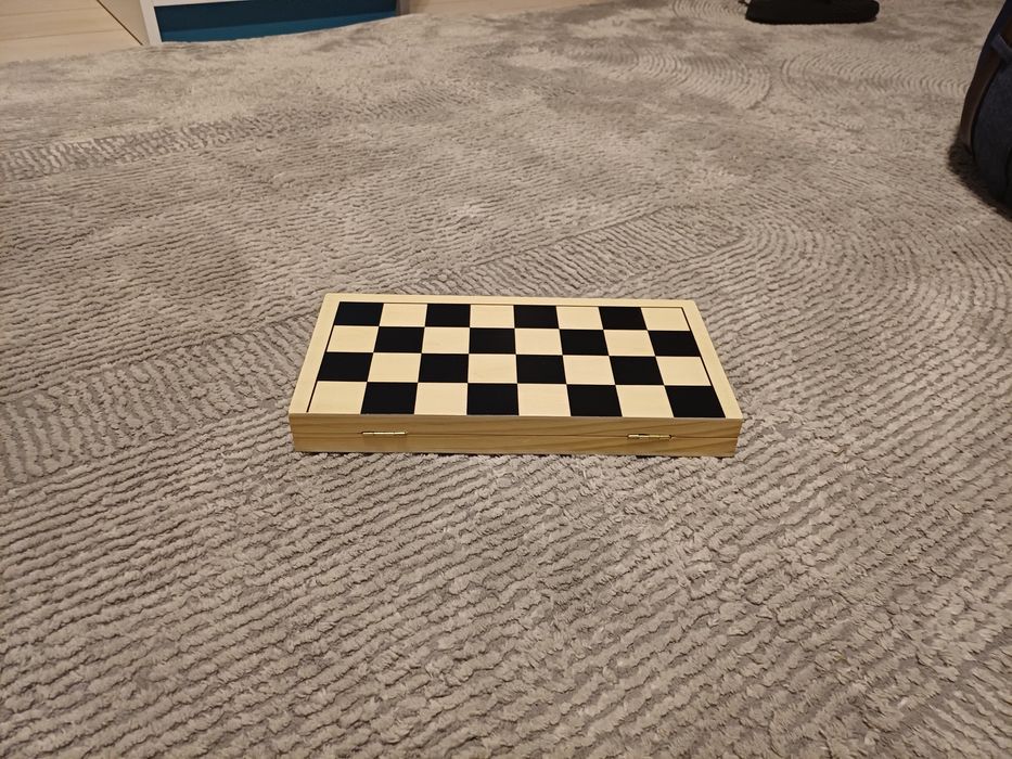 Продавам дървен шах