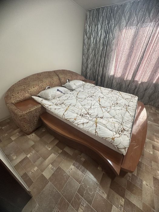 Кровать без матраса