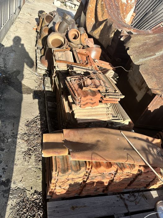 Дървени  талпи 4 метра дължина .Керемиди цена за брой 0.40 ст