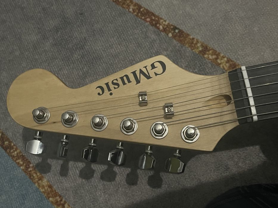 Электрогитара, вместе с комбо-усилителем