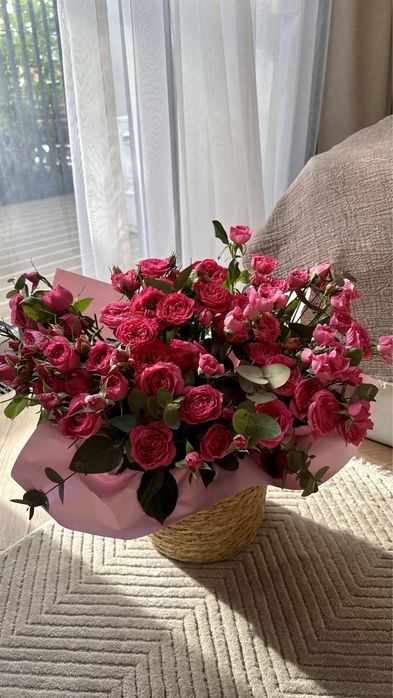 Цветы свежие в коризине