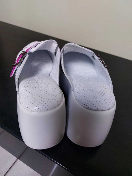 Продавам медицинско сабо!