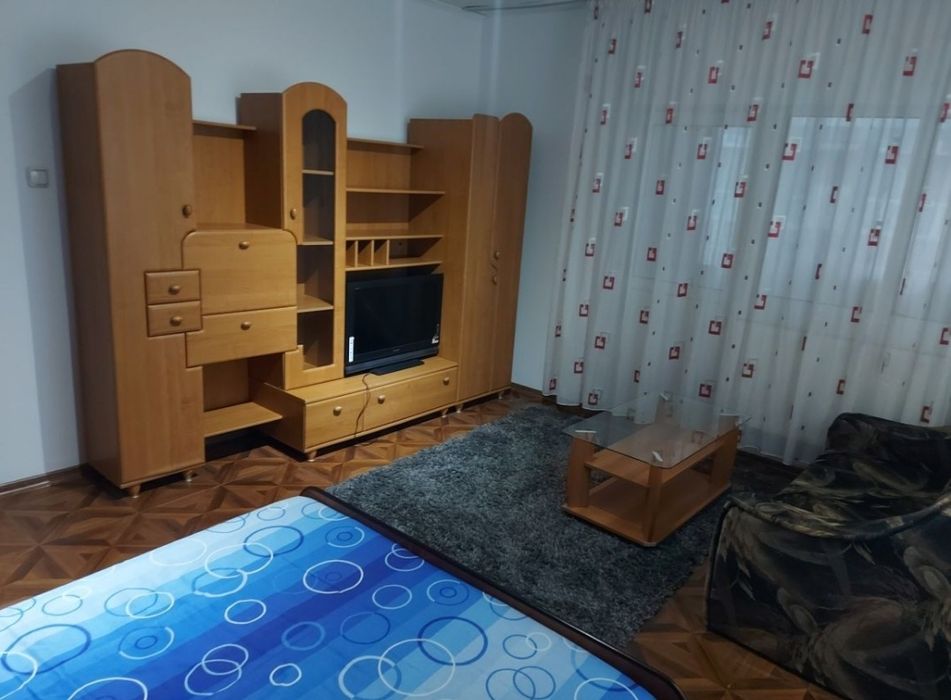 Ofer spre inchiriere apartament 2 camere, in centru, decomandat