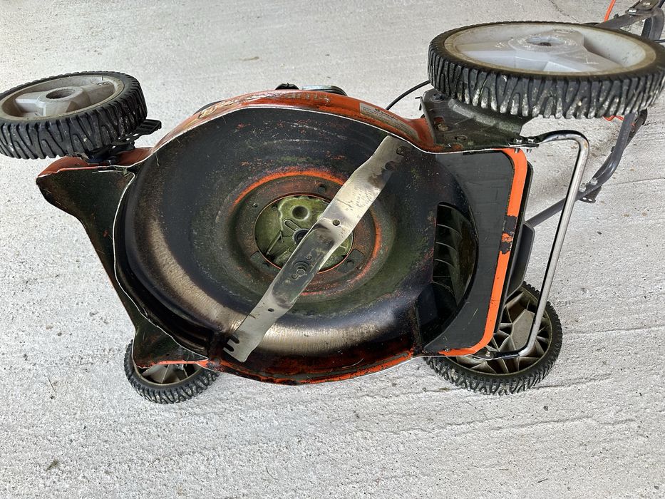 Masina de tuns gazonul pe benzina Husqvarna LC 153, 3 CP, 150 CC, 53 cm latime lucru, 56.6 l sac colector