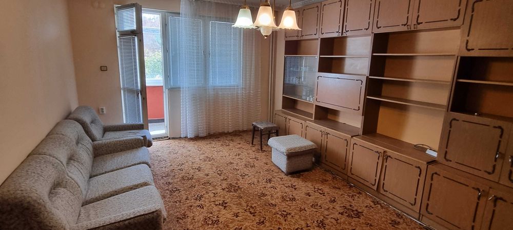 117-Дава се под наем обзаведен тристаен апартамент в центъра на града.