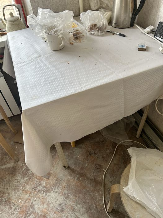 Срочно продается стол и два табурета в подарок