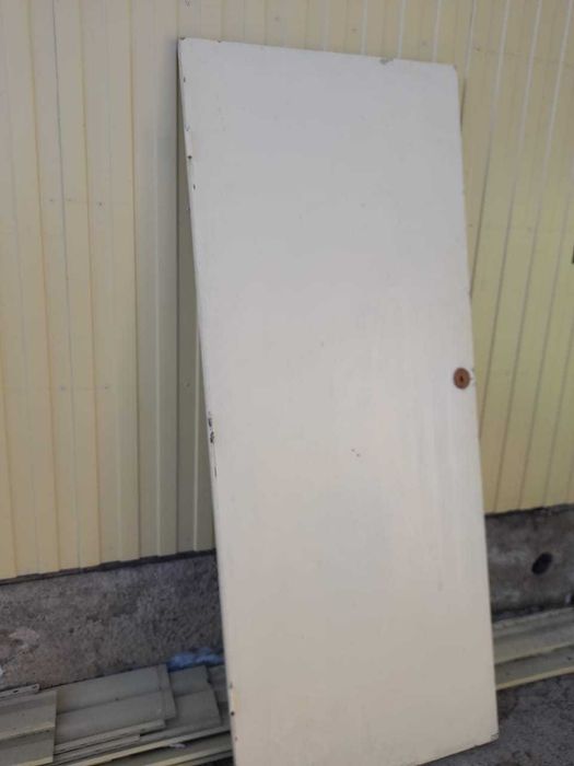 продам   дверь    .размер    2  м. х  80 см .   4тыс.