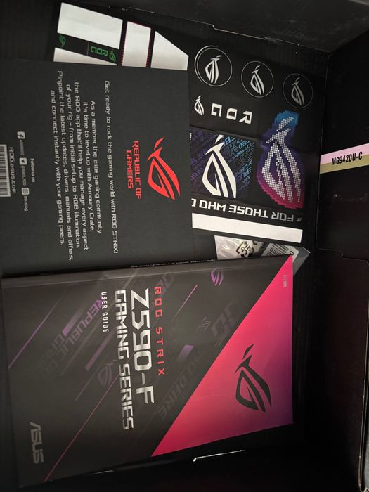 Asus Rog Strix  Z590-F Gaming WIFI + Intel Core i7 11700KF