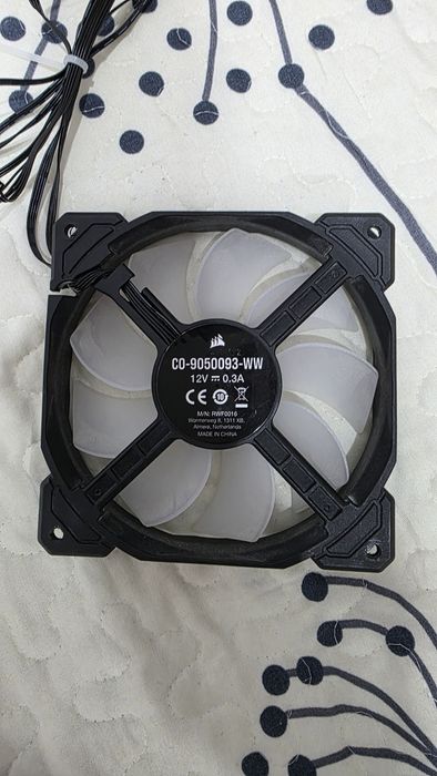 6 Ventilatoare Corsair SP120 RGB (include Hub RGB Corsair)