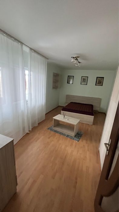 Proprietar inchiriez garsoniera  zona Mall